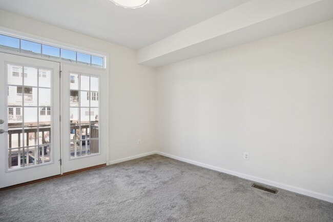 Building Photo - Stunning 2-Level Townhouse Condo in Sought...