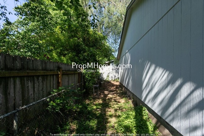 Building Photo - Updated Two Bedroom Duplex in Sellwood - Garage Included!