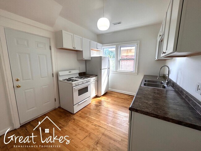 Building Photo - Stunning 3 Bedroom 1 Bathroom now availabl...