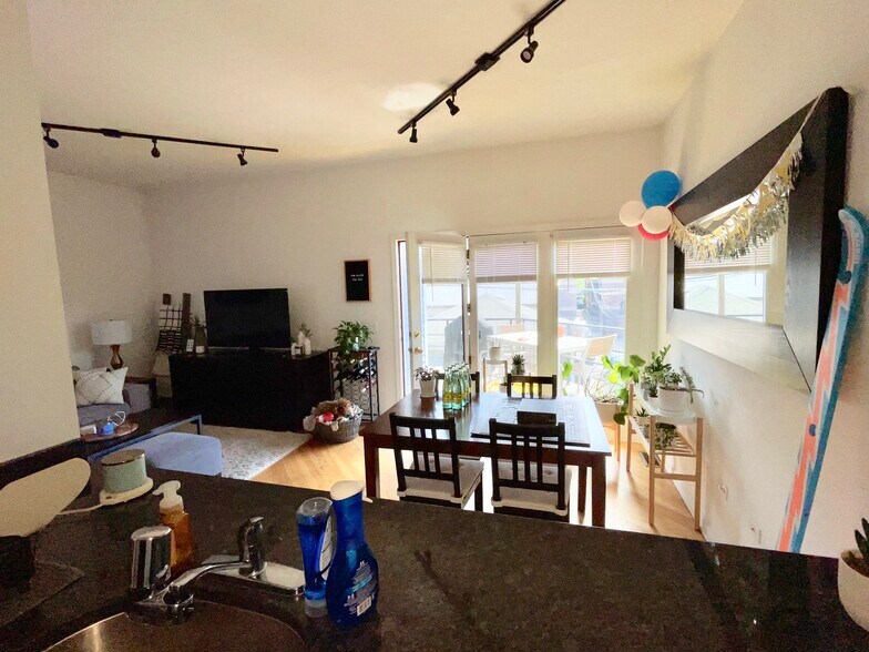 2-' X 20' OPEN ROOM - 2529 N Marshfield Ave