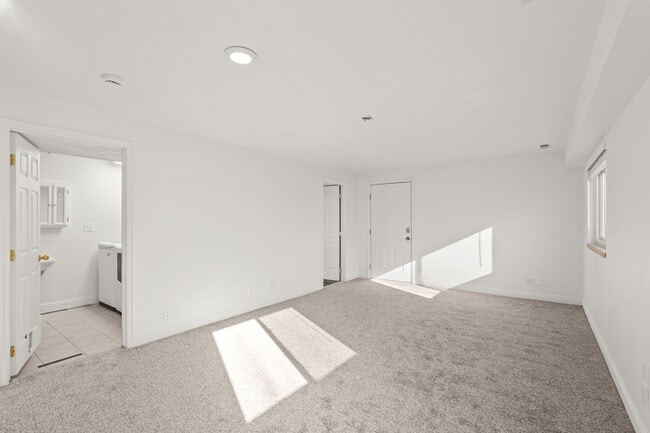 Building Photo - Spacious 4 Bedroom Home in Quiet Orem Neighborhood