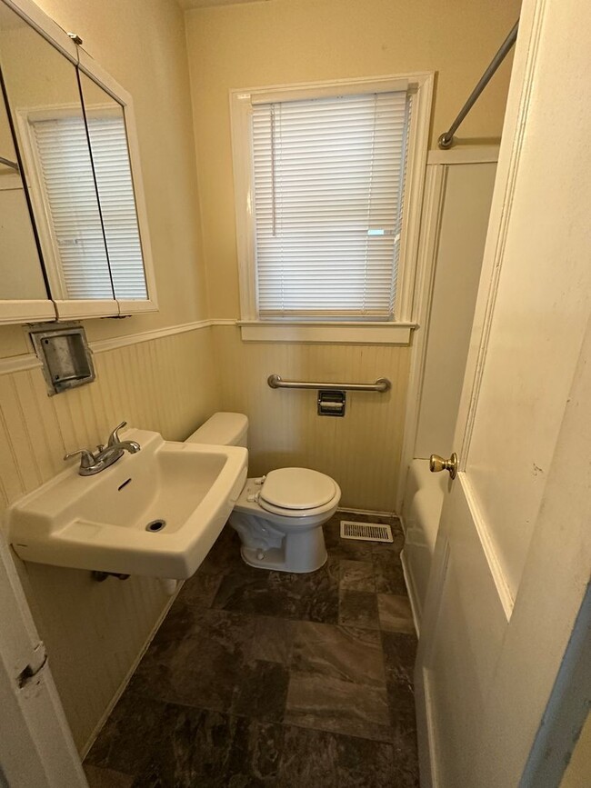 Building Photo - Charming and Spacious 2-Bedroom, 2-Bathroo...