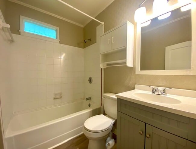 Building Photo - 1/2 MONTH FREE * 2-Bed 2 bath | 5 Minutes to Downtown) Yard wk included