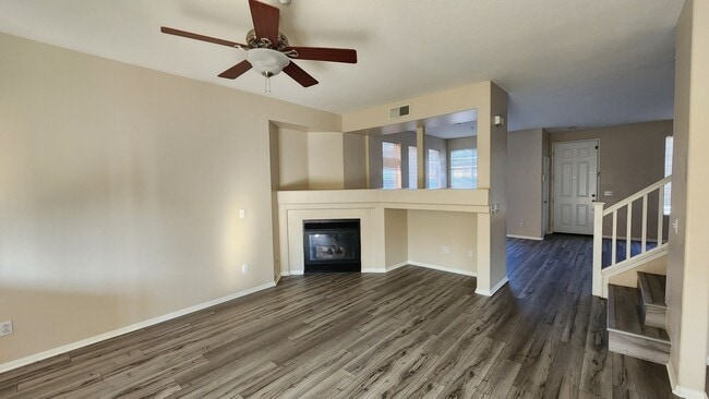 Building Photo - MOVE IN READY!!