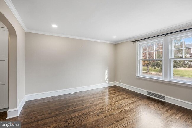 Building Photo - 113 W Albertson Ave