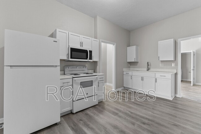 Primary Photo - 2910 N Kenwood Ave