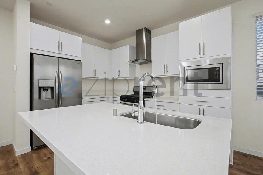 Building Photo - 450 Crate Ave