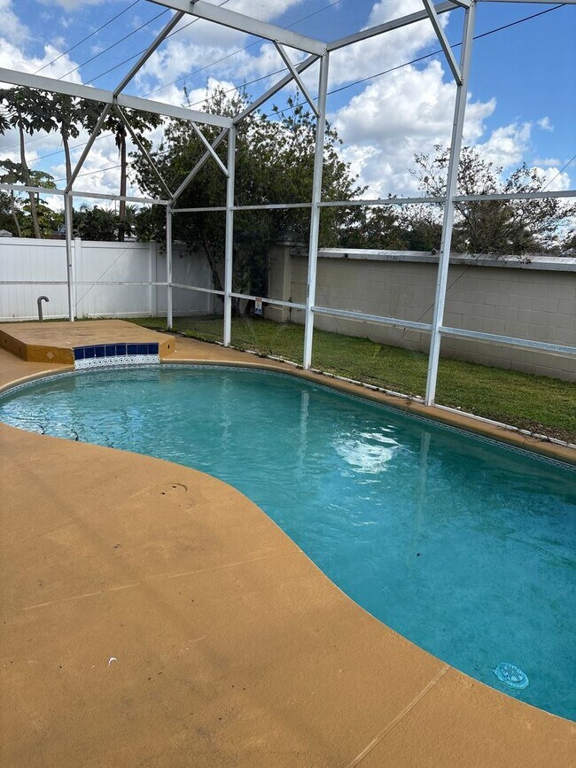 Building Photo - Spacious 4-Bedroom Pool Home in Indian Cre...