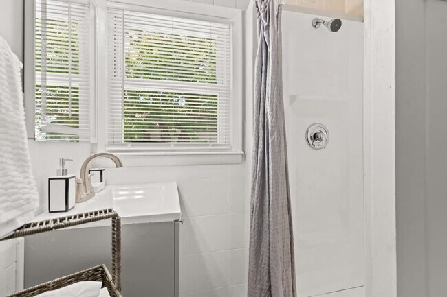 Building Photo - 71 Church St