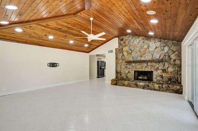 Building Photo - 2527 Lakes Dr