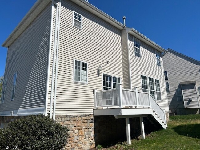 Building Photo - 240 Winding Hill Dr