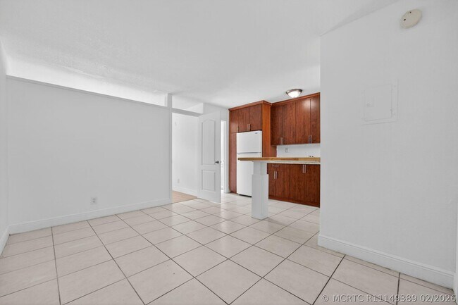 Building Photo - 4081 N Dixie Hwy