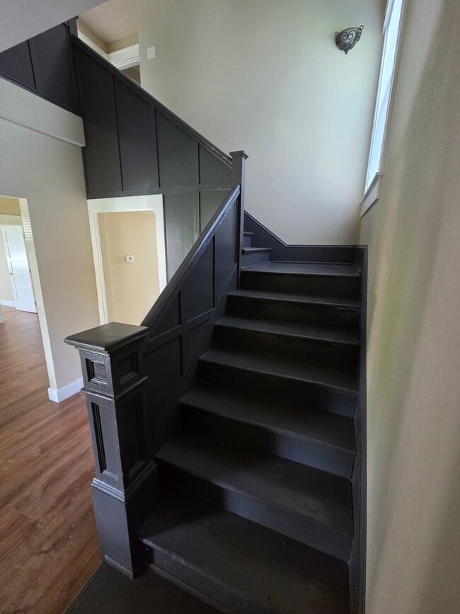 Building Photo - 5 Bedroom Home Corner Lot in N Portland