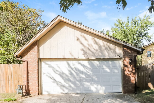 Building Photo - 1905 Oakhurst Ave