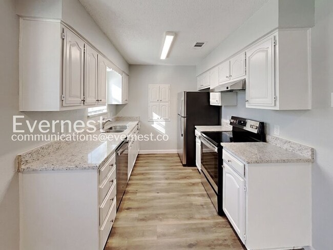 Building Photo - Spacious Home with Fenced Yard and Garage! 3 Bed & 2 Bath / Pet-friendly / Coming Soon!