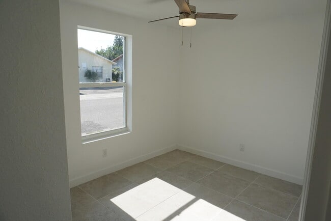 Building Photo - 957 Lewis Dr