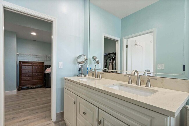 Building Photo - 316 N Lake Dr