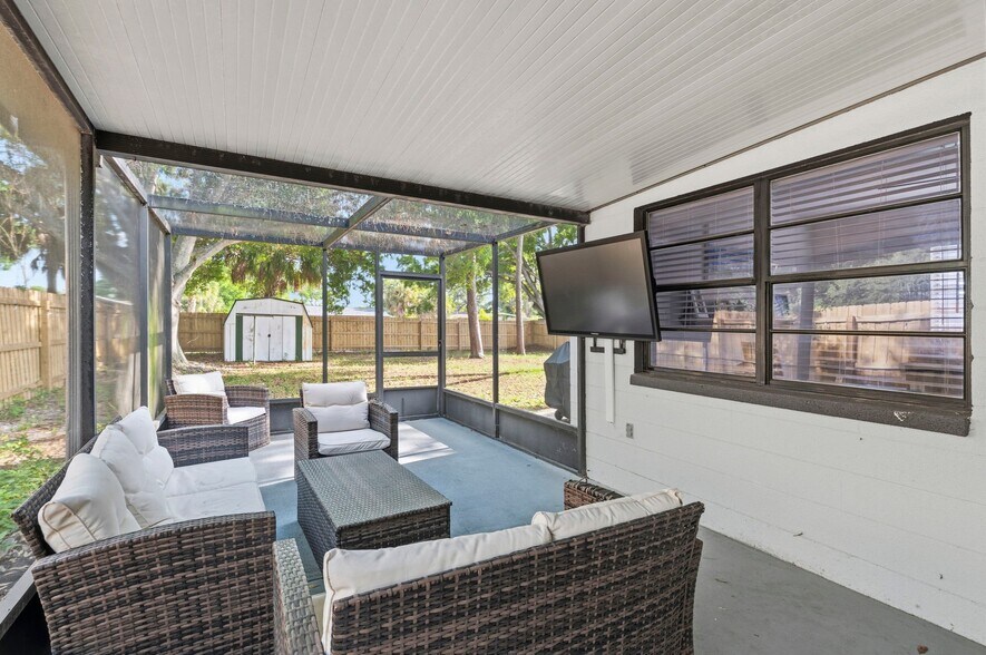 Building Photo - 4206 W Iowa Ave