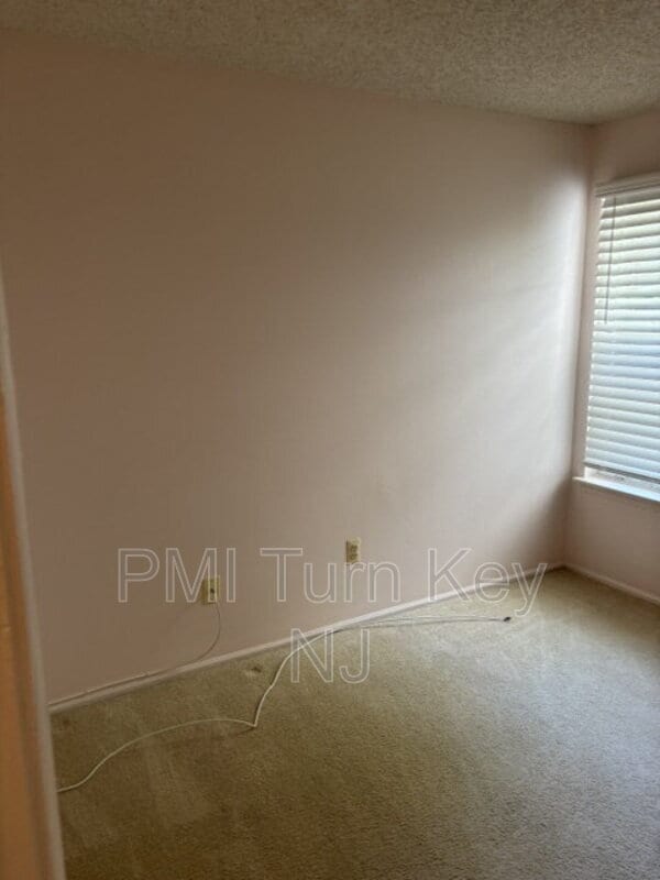 Building Photo - 133 Tulip Ln