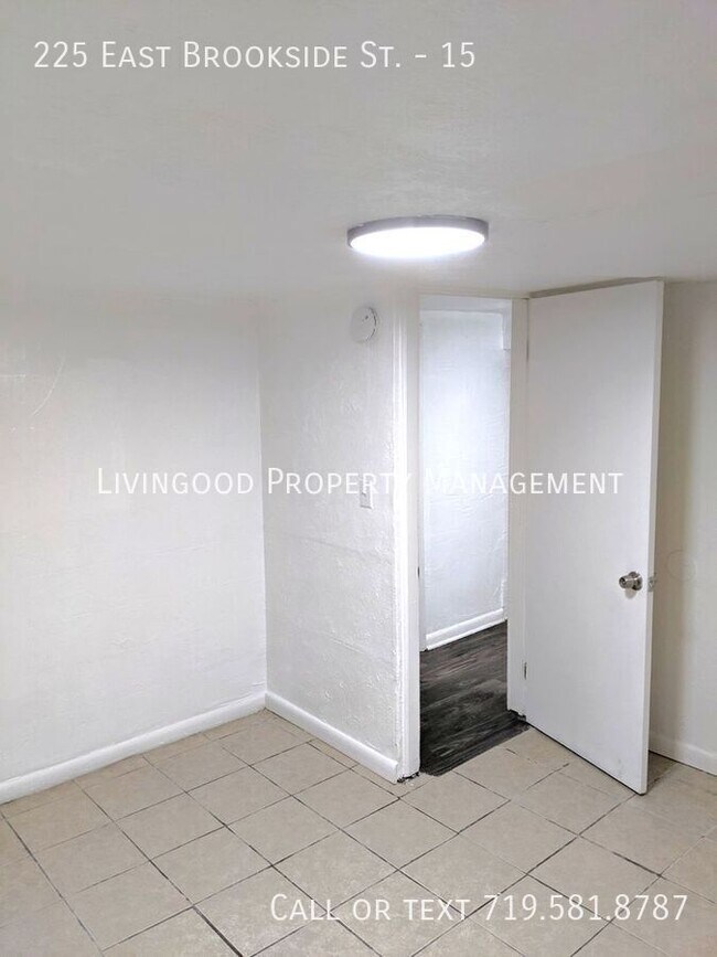 Building Photo - 225 E Brookside St