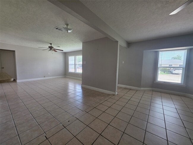 Building Photo - 705 N Circle Dr