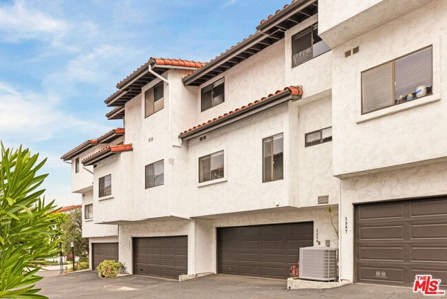 Building Photo - 1559 Palisades Dr