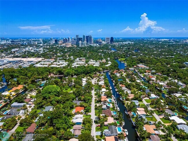 Building Photo - 1704 SW 4th Ct