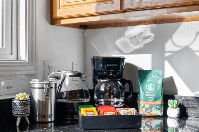 Building Photo - 2380 Aram Ave