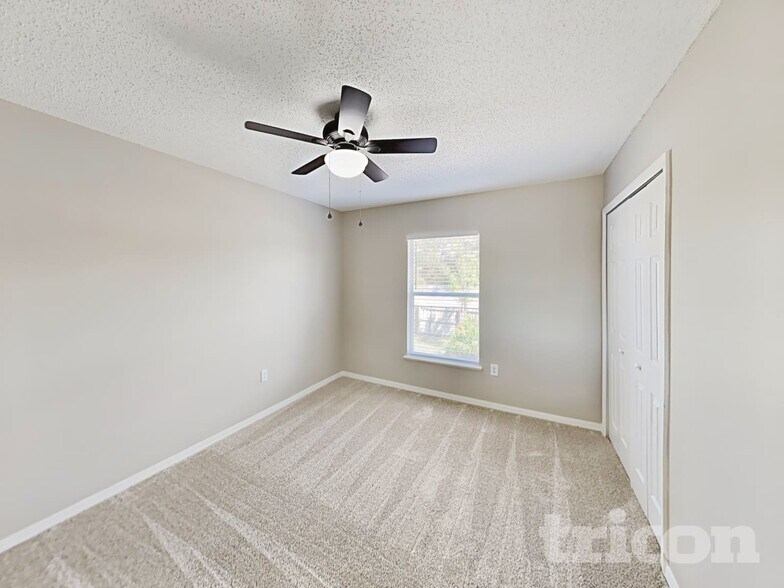 Building Photo - 13561 Linden Dr