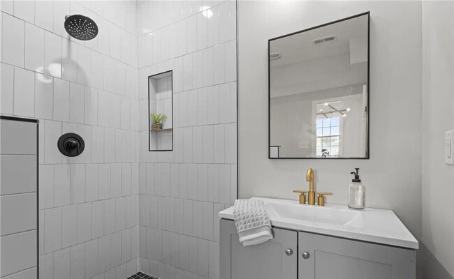 Building Photo - Newly Renovated 4 Bedroom, 2 Full Bath Home, Available Immediately!