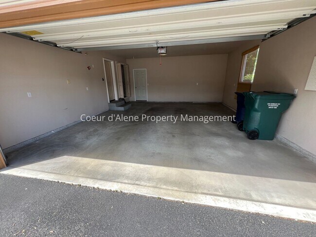 Building Photo - 2 bed, 2 bath townhouse near Avondale Golf Course!