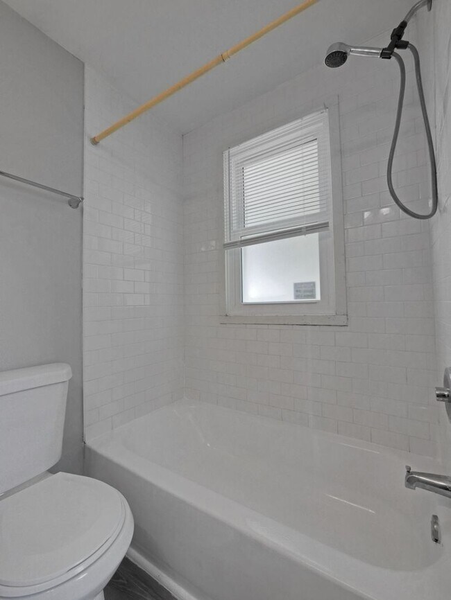 Building Photo - Newly Updated 2 Bedroom Home – Bright, Mod...