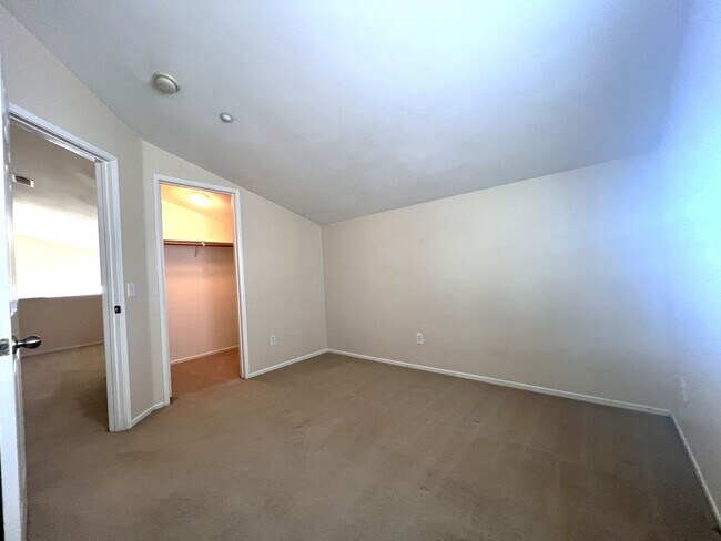 Building Photo - Beautiful 4 Bedroom, 3 Baths Single Family Home In North Fontana for Lease