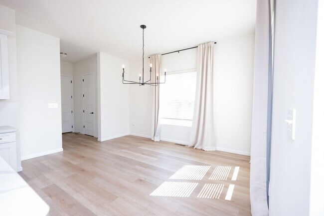 Building Photo - 245 Hollyhock Dr