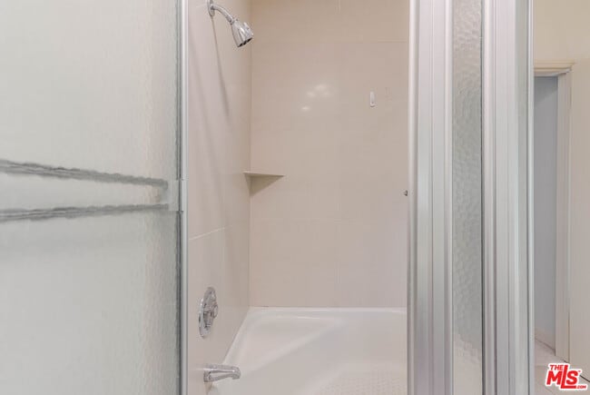 Building Photo - 811 N Hillcrest Rd