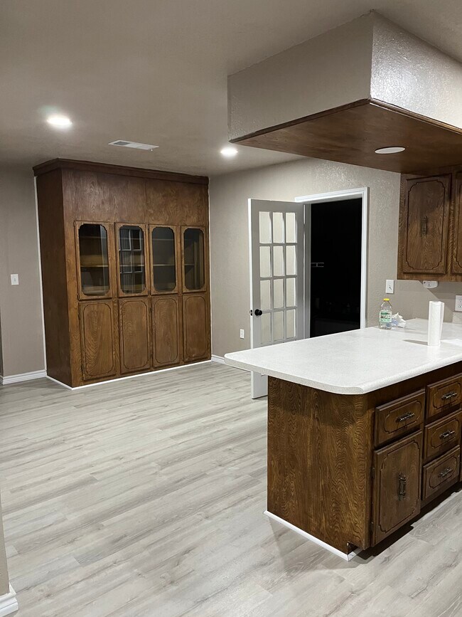 Building Photo - 215 W Grand St