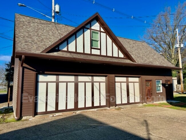 Building Photo - 701 SE Riverside Dr