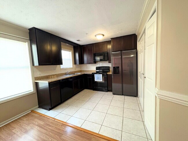 Building Photo - First floor condo with open living layout