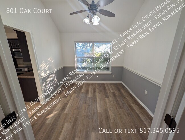 Building Photo - 801 Oak Ct