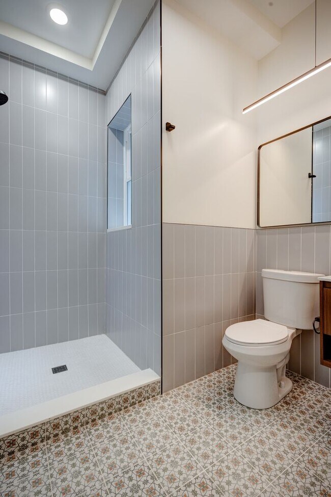 Building Photo - Spacious & Stylish Studio Apartment on W Diamond Street