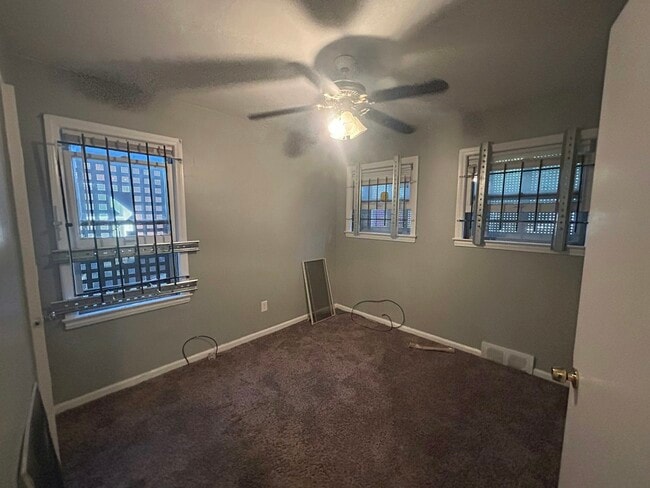 Building Photo - 9961 Vaughan St