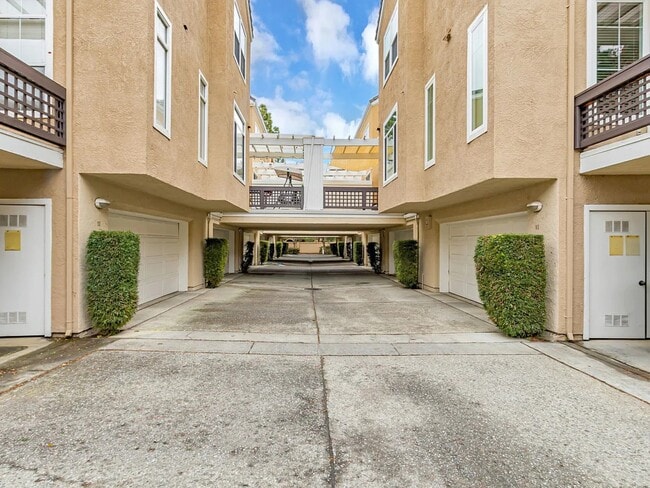 Building Photo - 415 Camille Cir