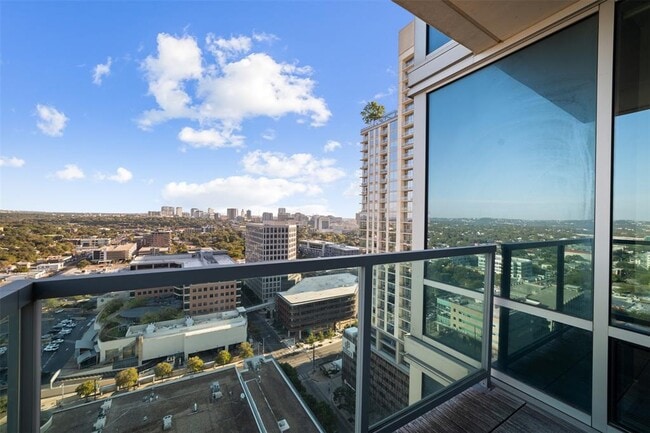Building Photo - 300 Bowie St