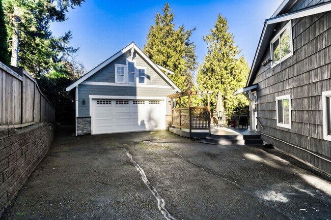 Building Photo - 4Bd/2Ba Bellevue House