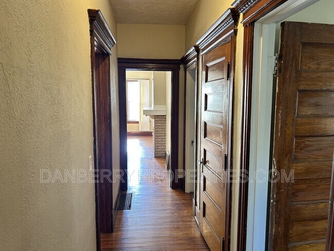 Building Photo - 102 Melrose Ave