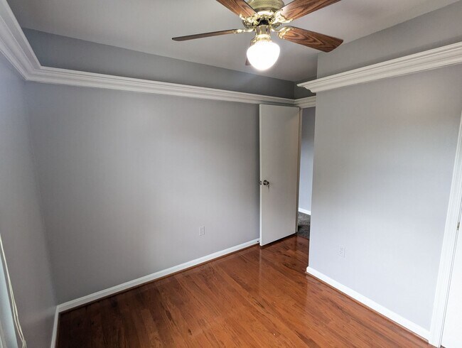 Building Photo - Beautifully maintained townhouse in Tuscar...