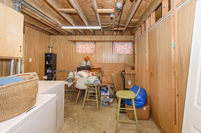 Building Photo - Charming 3 Bed 3.5 Bath Townhome