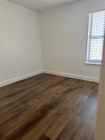 Building Photo - 2006 Oakglen Dr