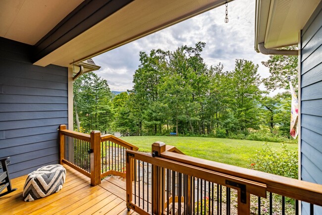 Building Photo - Spacious Single-Level Family Home