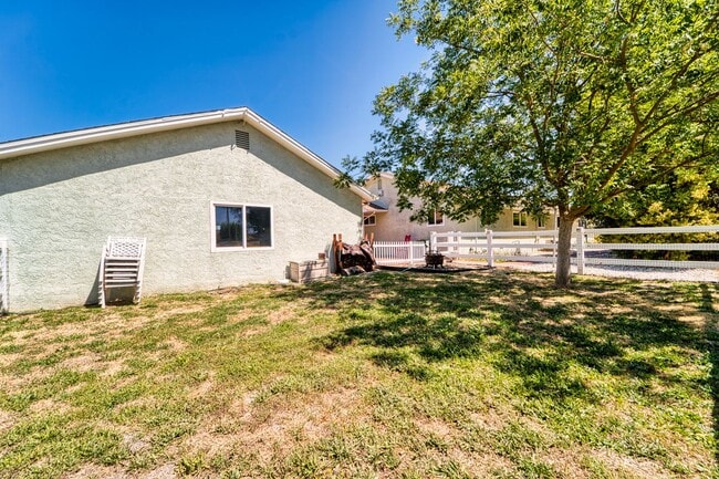 Building Photo - Beautiful 3 Bed / 2 Bath  on 1.8 Acres Ple...